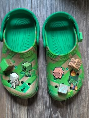 CROCS Kids Green Game-Character Clogs with Charm Pins